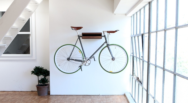 Knife & Saw: a Bicycle in the middle of the living room?