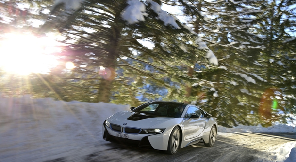 BMW i8: Electric snow