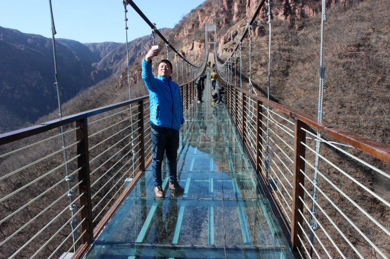 Игра в кальмара стеклянный мост. Стеклянный мост Чжанцзяцзе. Подвесной стеклянный мост Чжанцзяцзе. Стеклянный мост в Китае Янцзы. Парк стеклянный мост парк Грузия.