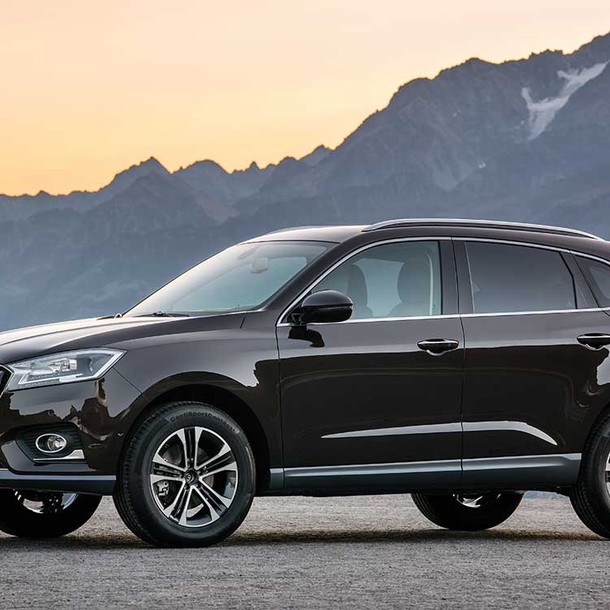 The new Chinese plug-in hybrid SUV with the German name Borgward BX7 should hit the road sometime in 2017.