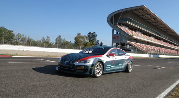 Race-ready Tesla S reaches 100 kph in just 2 seconds