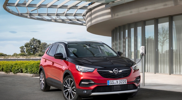Opel is presenting its first plugin Hybrid